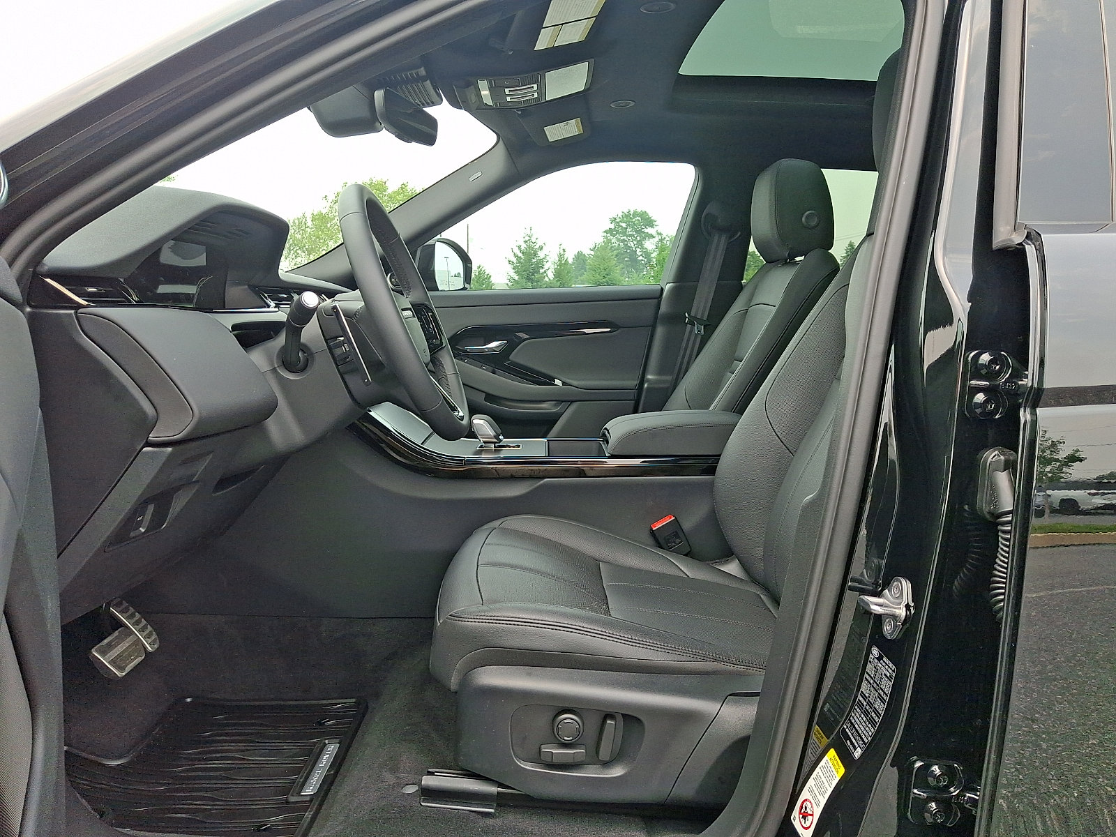 Used 2026 Land Rover Range Rover Evoque Dynamic SE AWD/4WD image 14