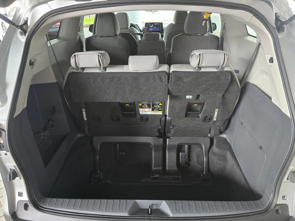 Used 2024 Toyota Sienna LE AWD/4WD image 16