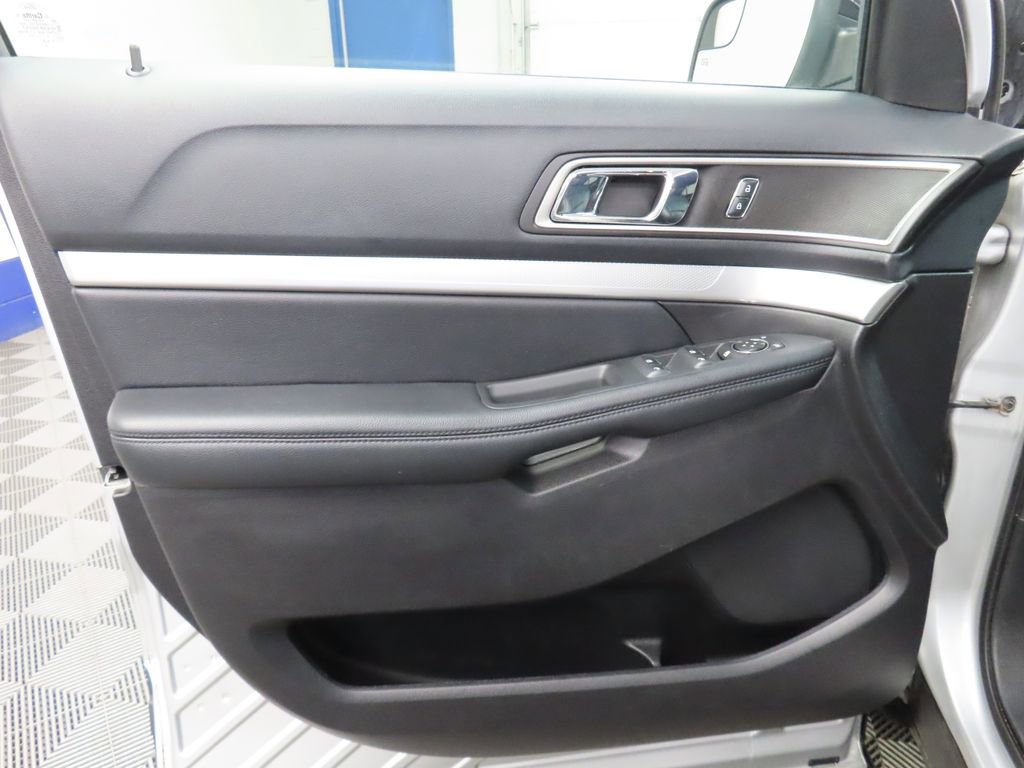 Used 2016 Ford Explorer XLT w/ Equipment Group 202A AWD/4WD image 59