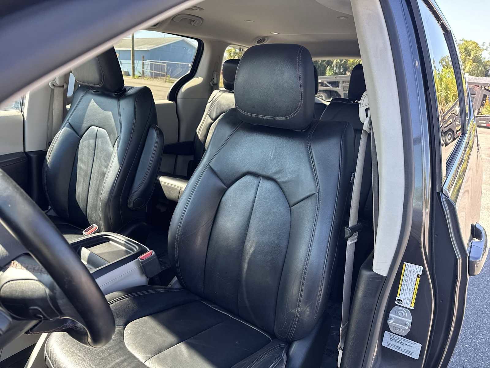 Used 2017 Chrysler Pacifica Touring-L FWD image 16