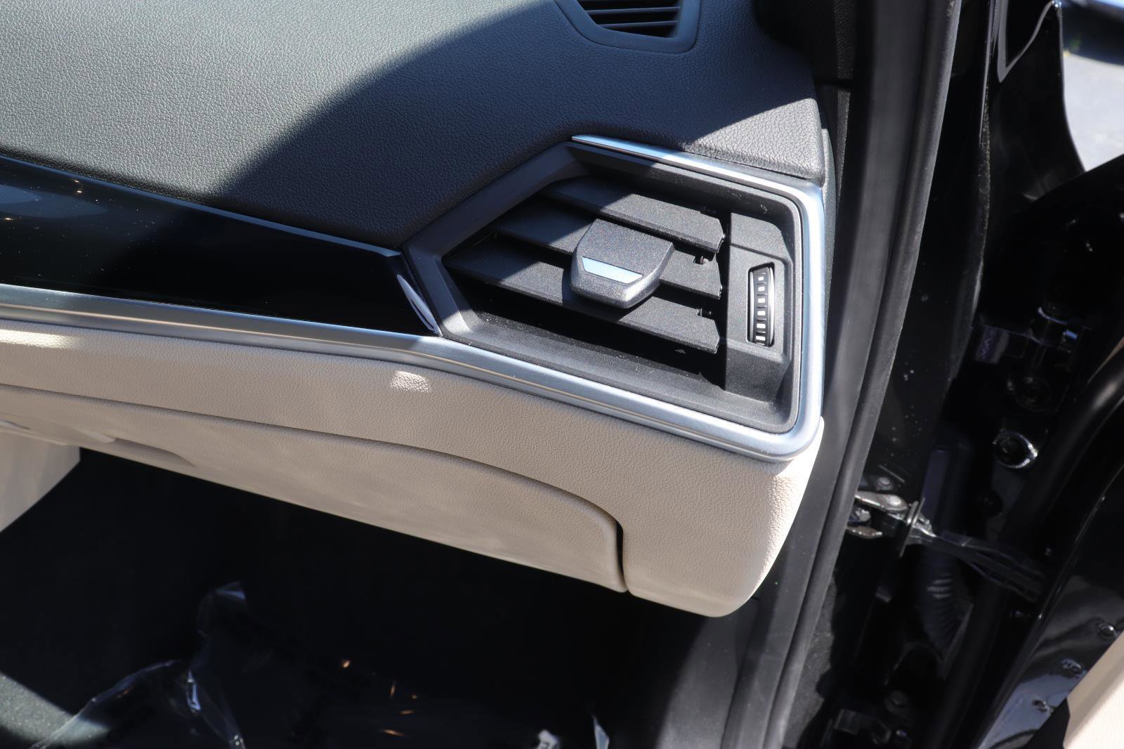 Used 2024 BMW 330i Sedan w/ Premium Package image 40