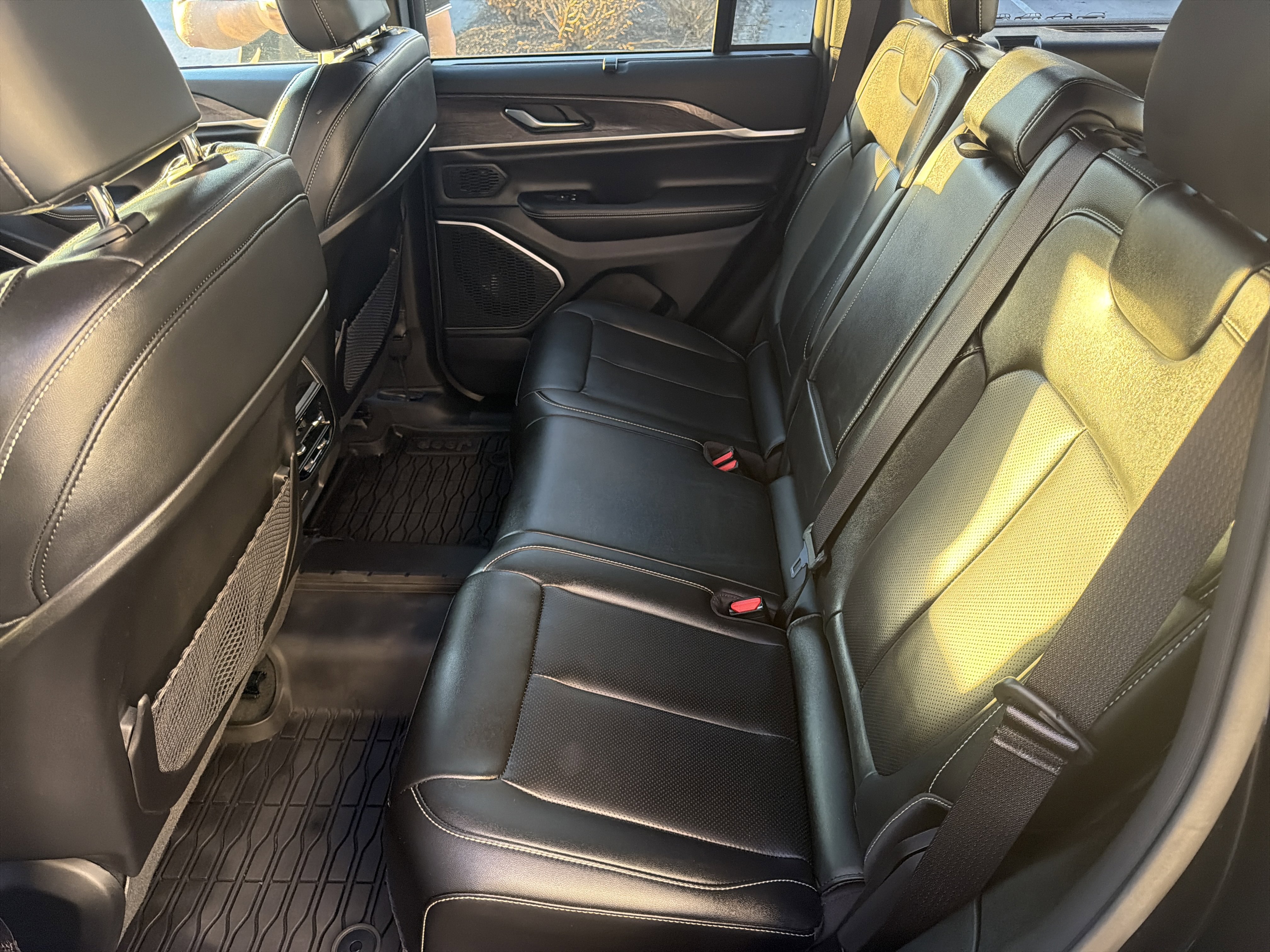 Used 2025 Jeep Grand Cherokee Limited w/ Luxury Tech Group II image 13