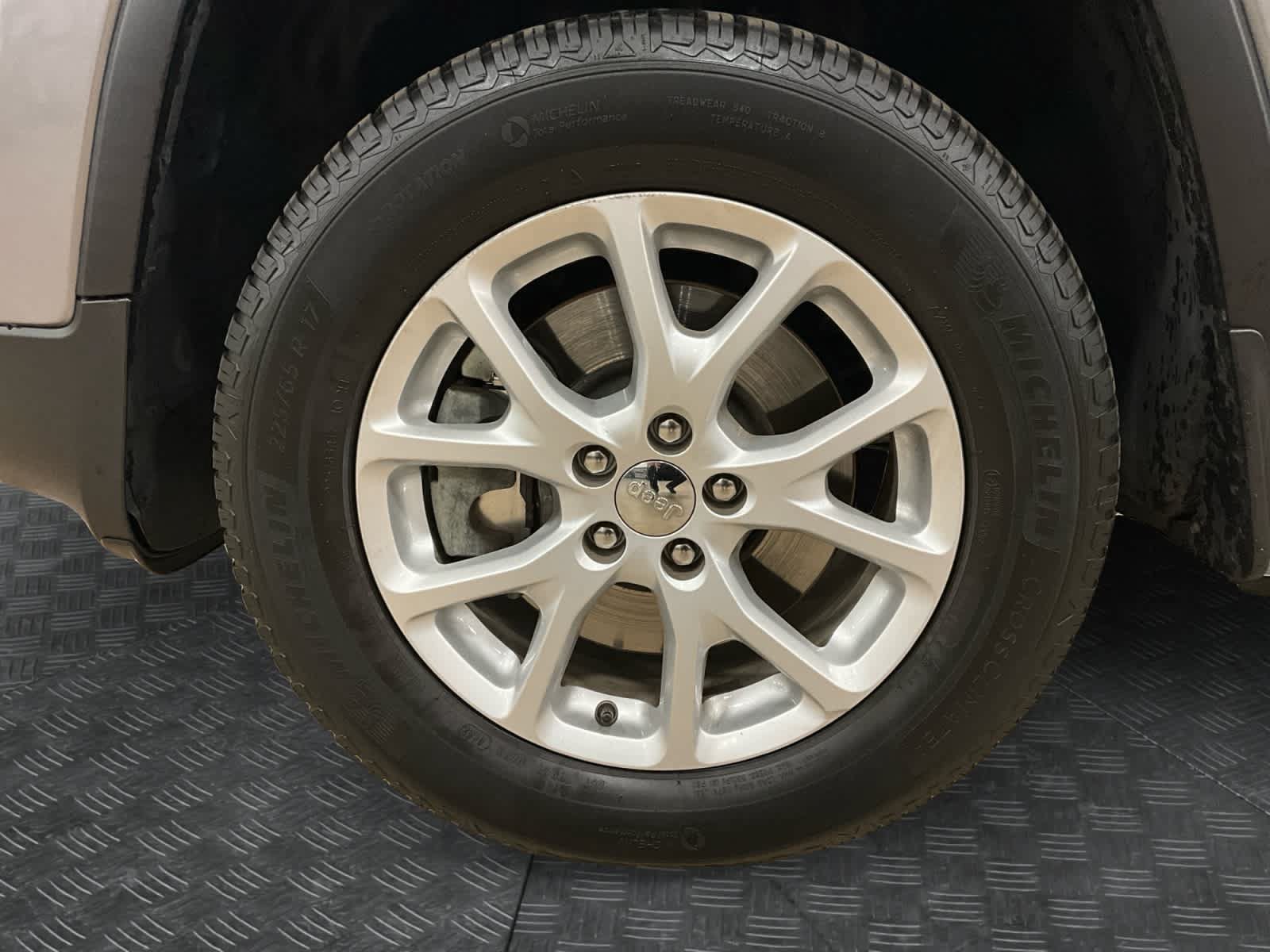 Used 2017 Jeep Cherokee Latitude AWD/4WD image 14
