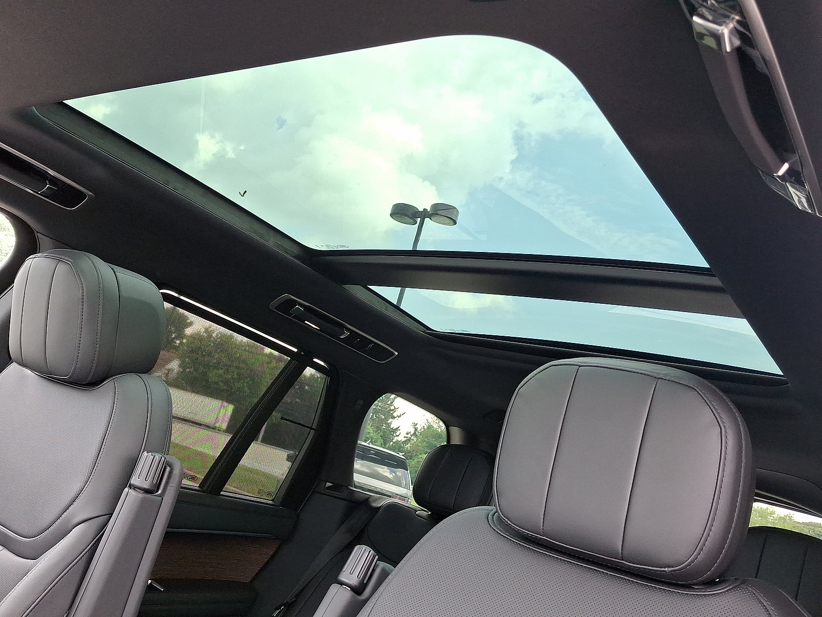 New 2025 Land Rover Range Rover SE image 11