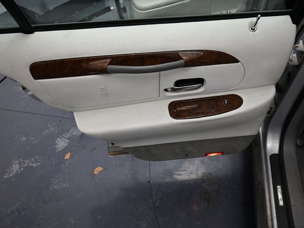 Used 2002 Lincoln Town Car Signature image 20