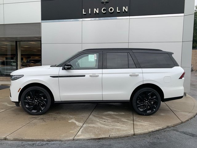 New 2027 Lincoln Navigator Black Label AWD/4WD image 2