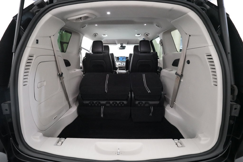 Used 2024 Chrysler Pacifica Limited FWD image 10