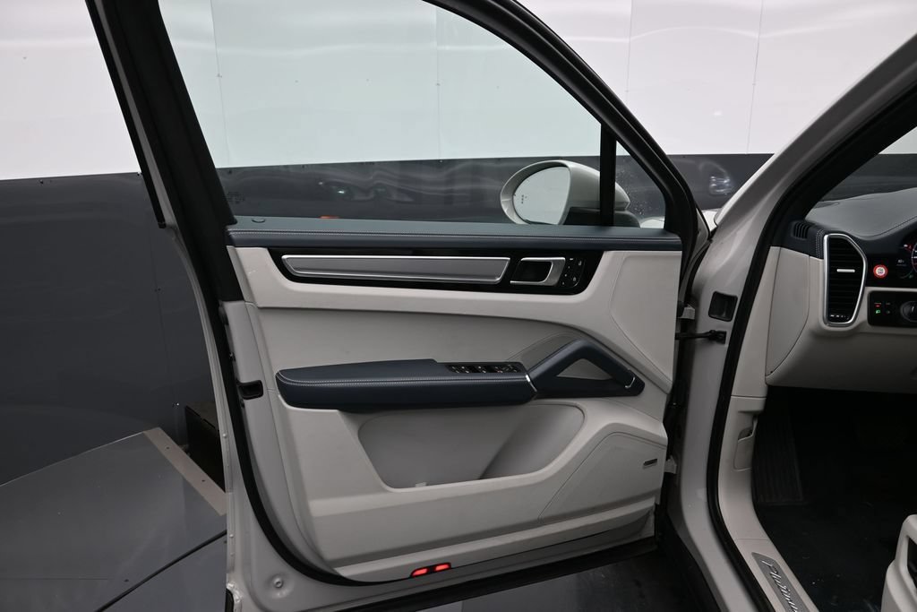 Certified 2023 Porsche Cayenne Platinum Edition AWD/4WD image 8