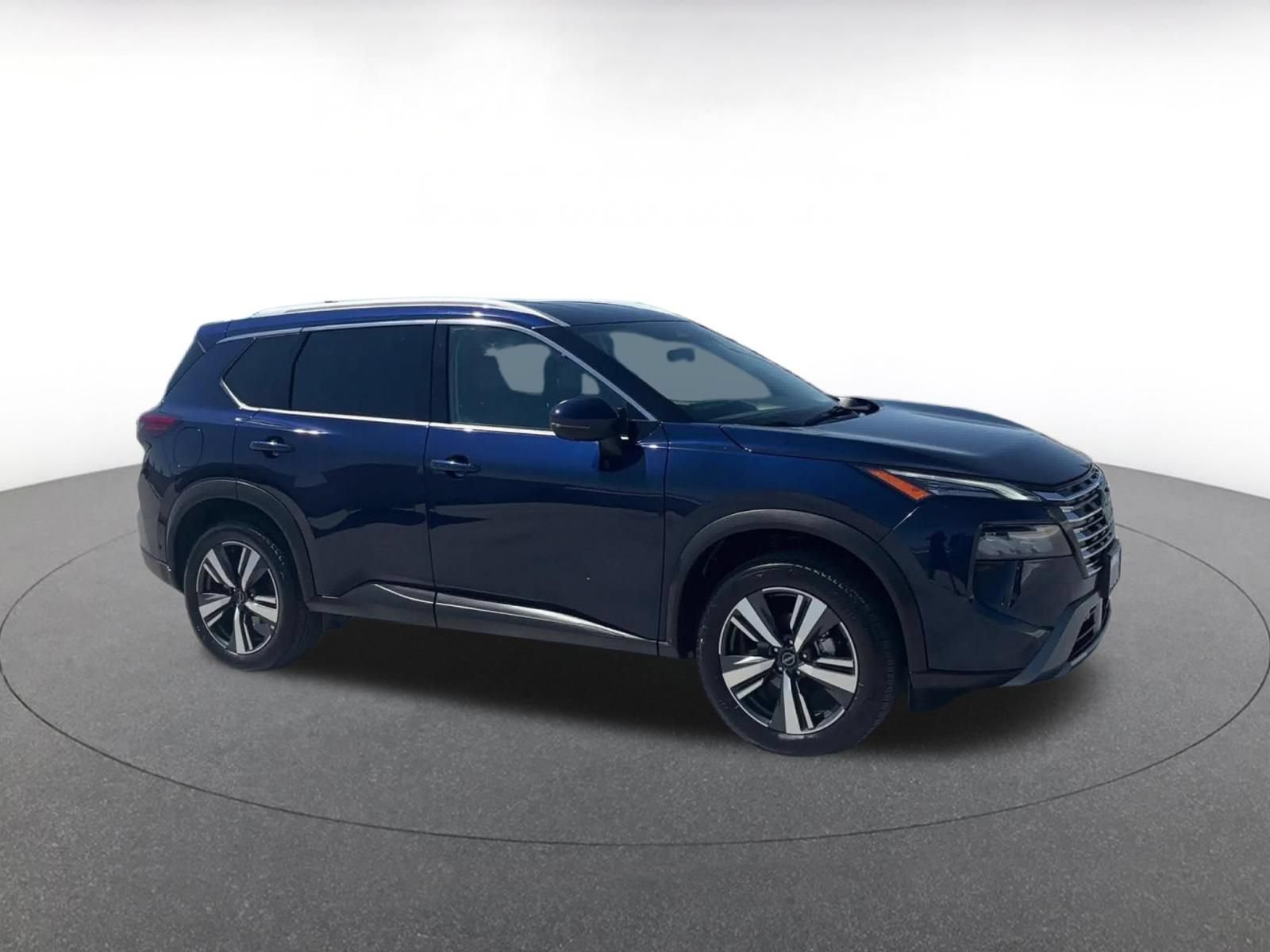 Used 2026 Nissan Rogue SL FWD image 2