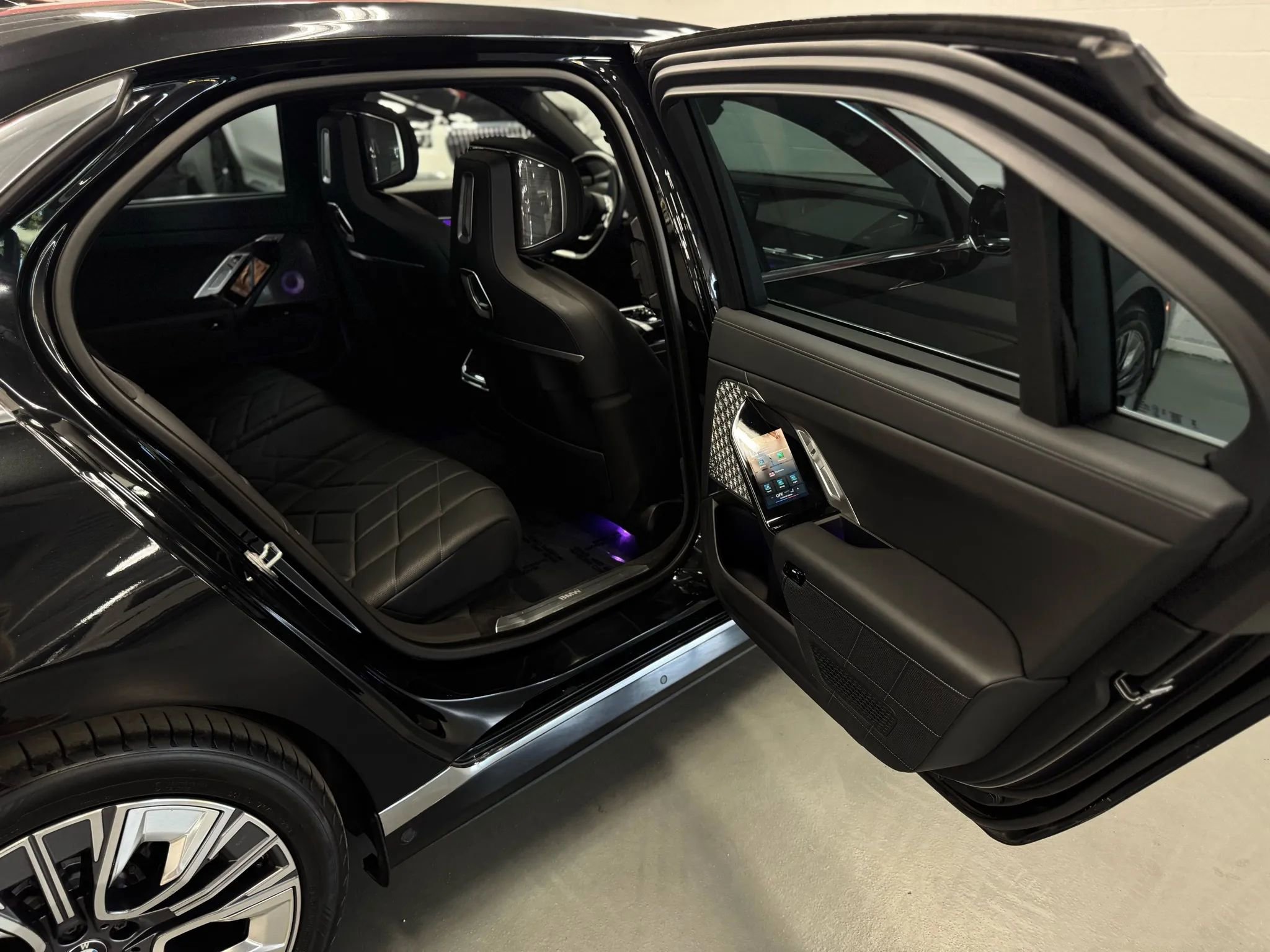 Used 2024 BMW i7 xDrive60 w/ Executive Package image 28