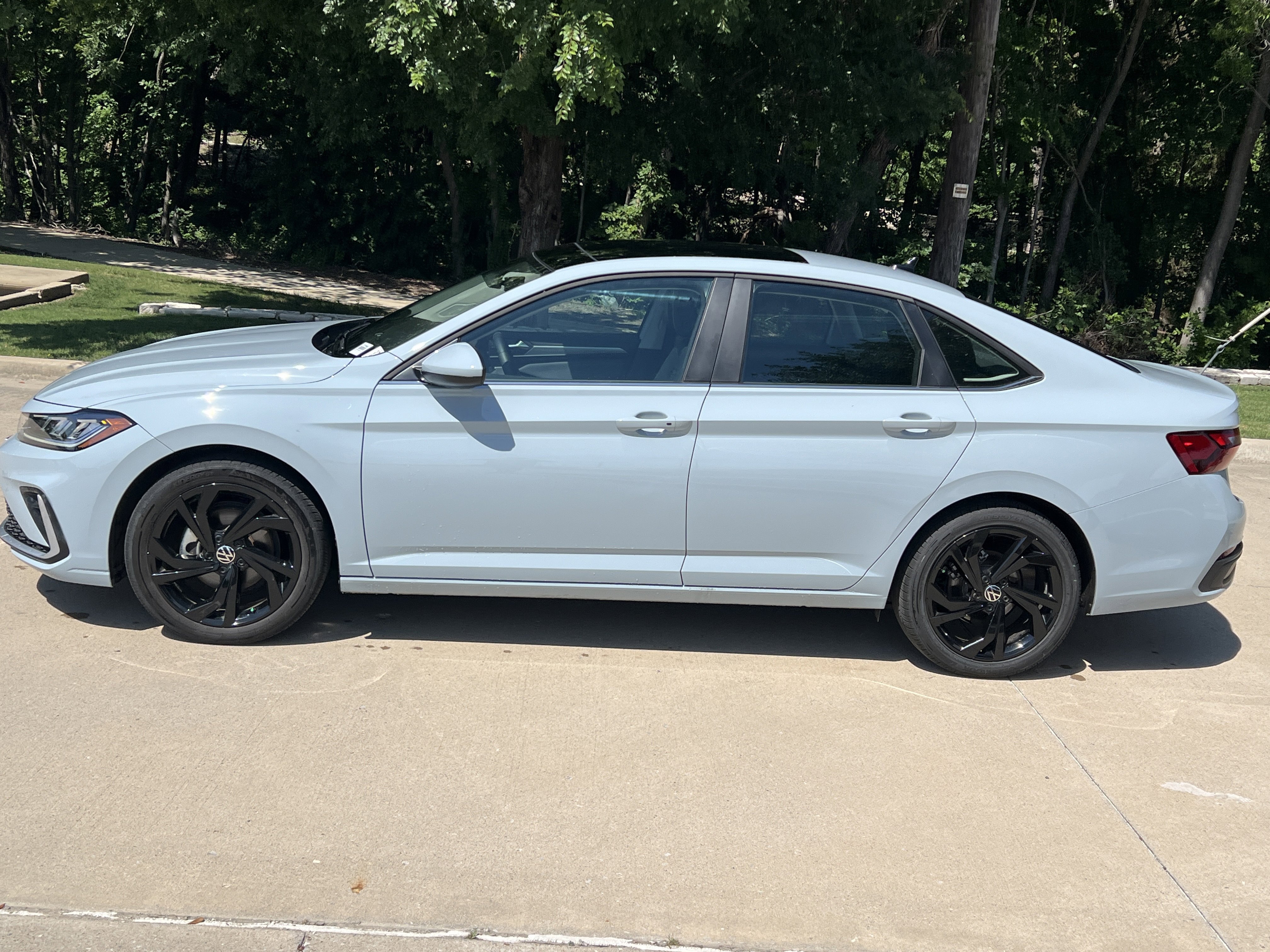 Used 2025 Volkswagen Jetta SE w/ Sunroof Package FWD image 7