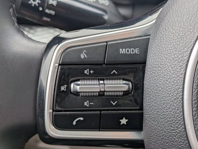 Used 2022 Kia Carnival LX image 22