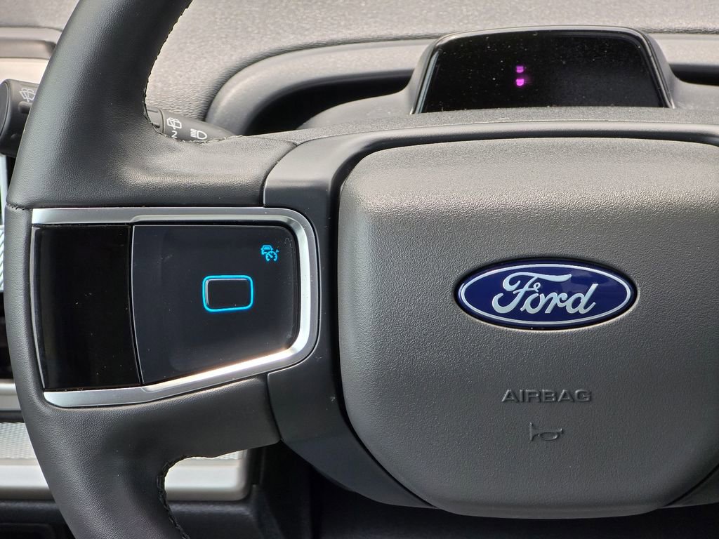 Used 2025 Ford Expedition Active RWD image 16