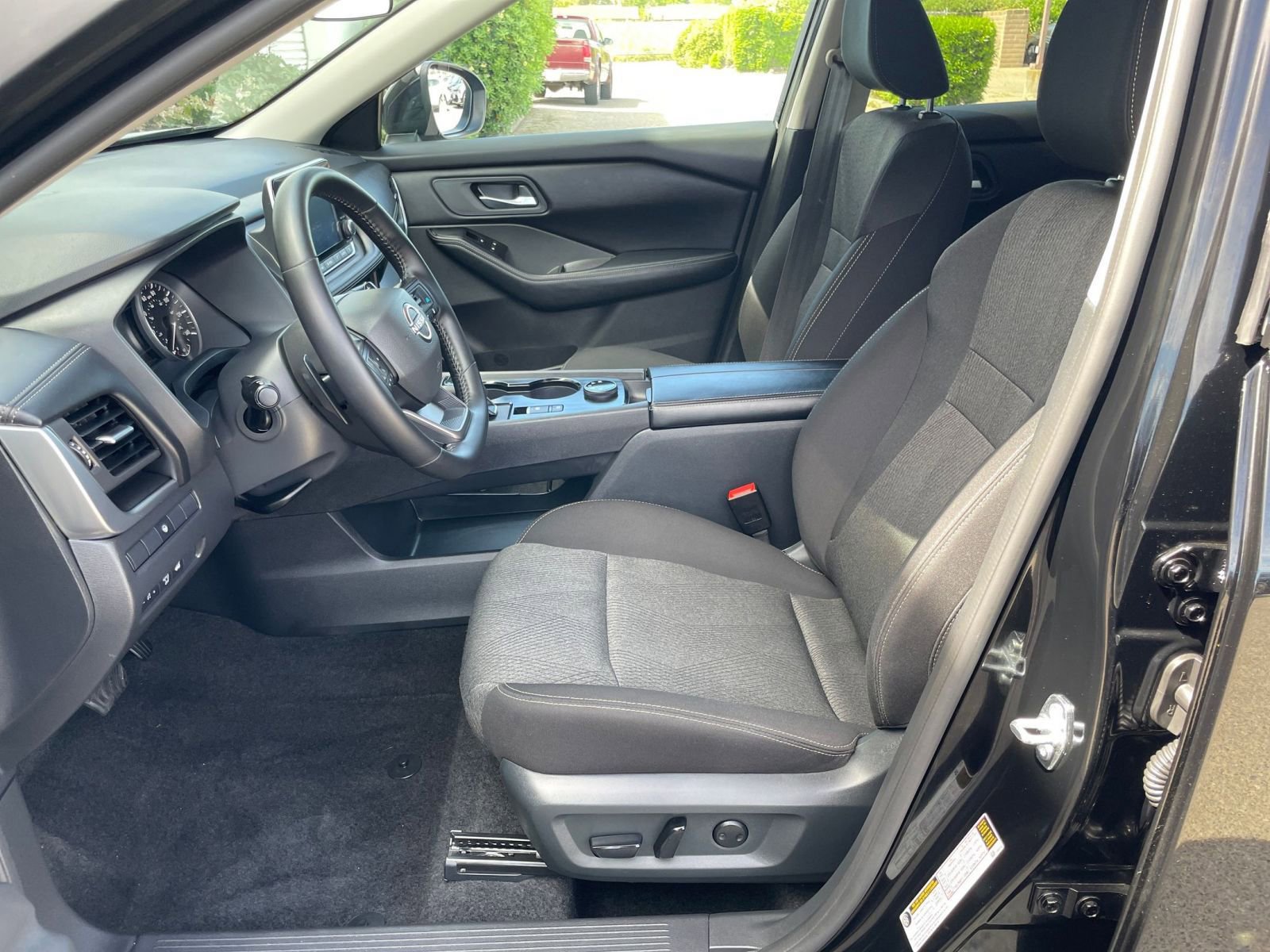 Used 2025 Nissan Rogue SV image 29