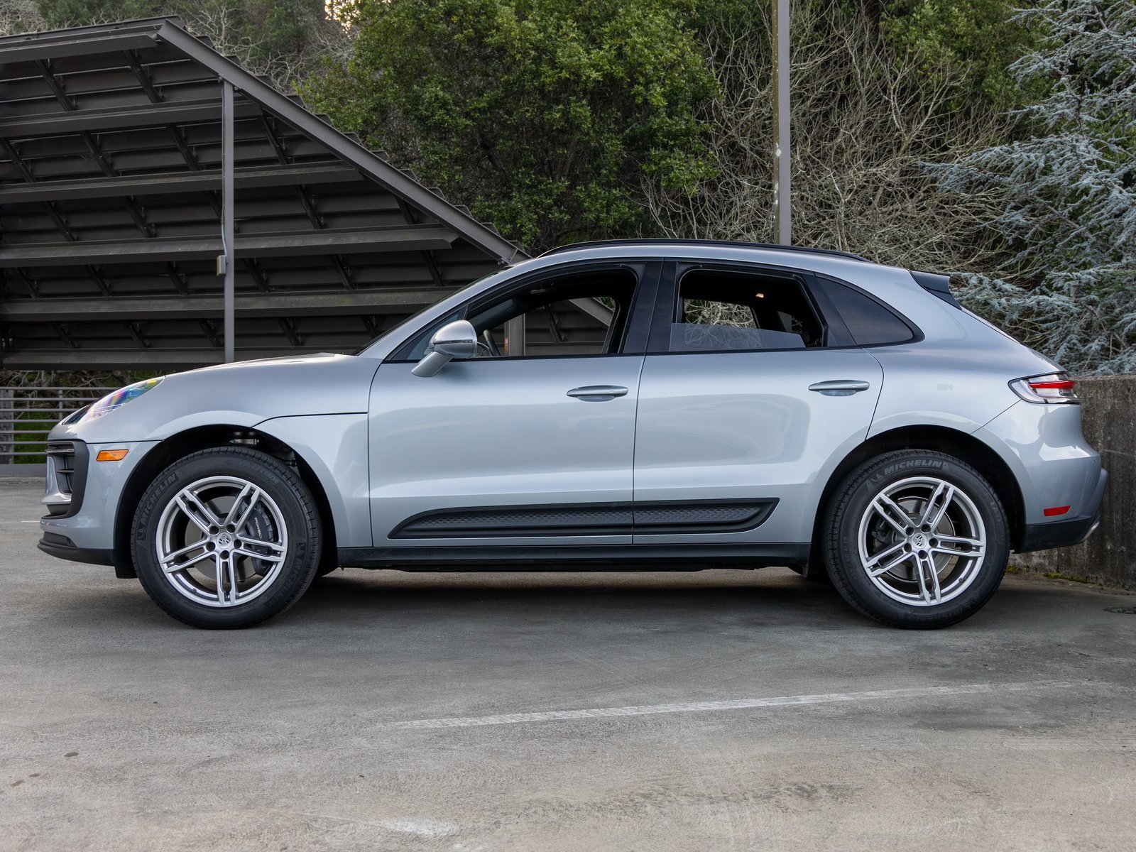 Certified 2025 Porsche Macan image 2