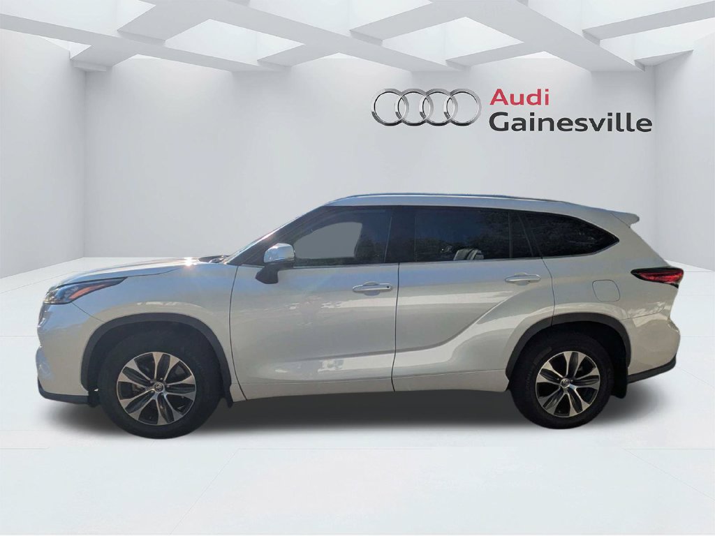 Used 2020 Toyota Highlander XLE AWD/4WD image 8