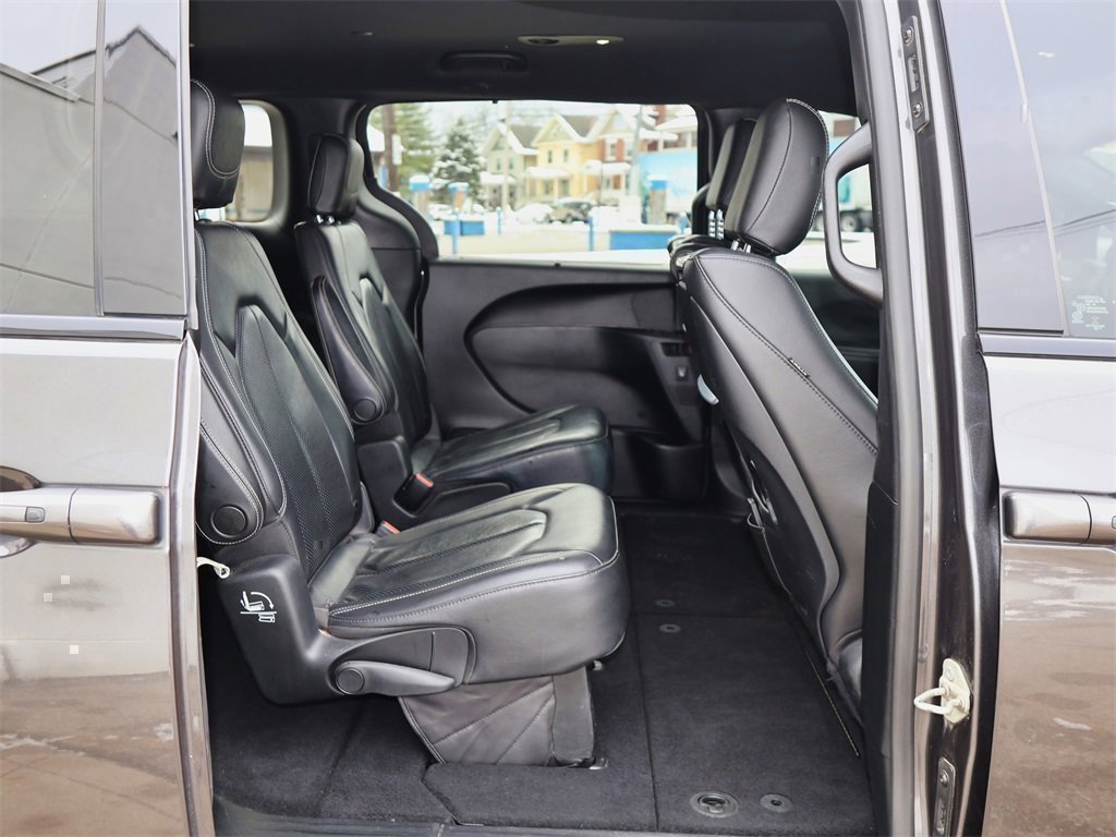 Used 2019 Chrysler Pacifica Touring-L Plus w/ S Appearance Package image 32