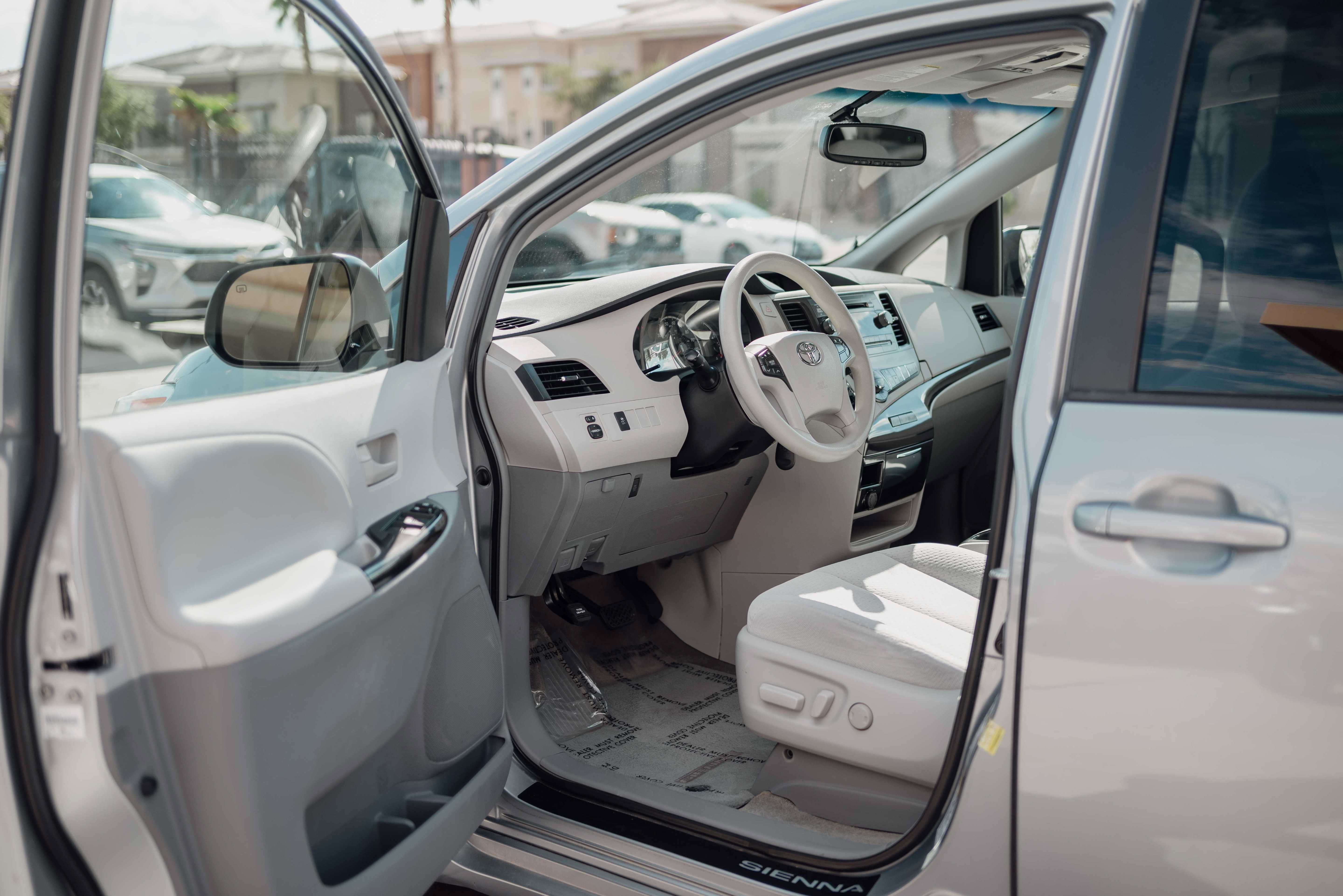 Used 2014 Toyota Sienna LE FWD image 5