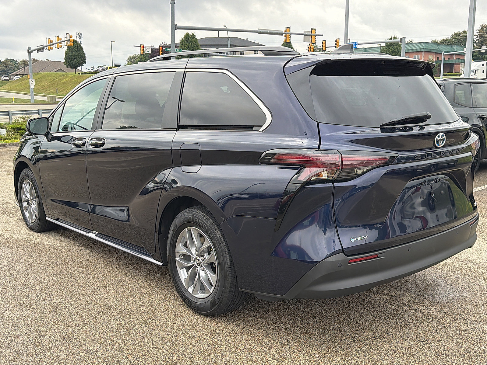 Used 2025 Toyota Sienna XLE FWD image 4