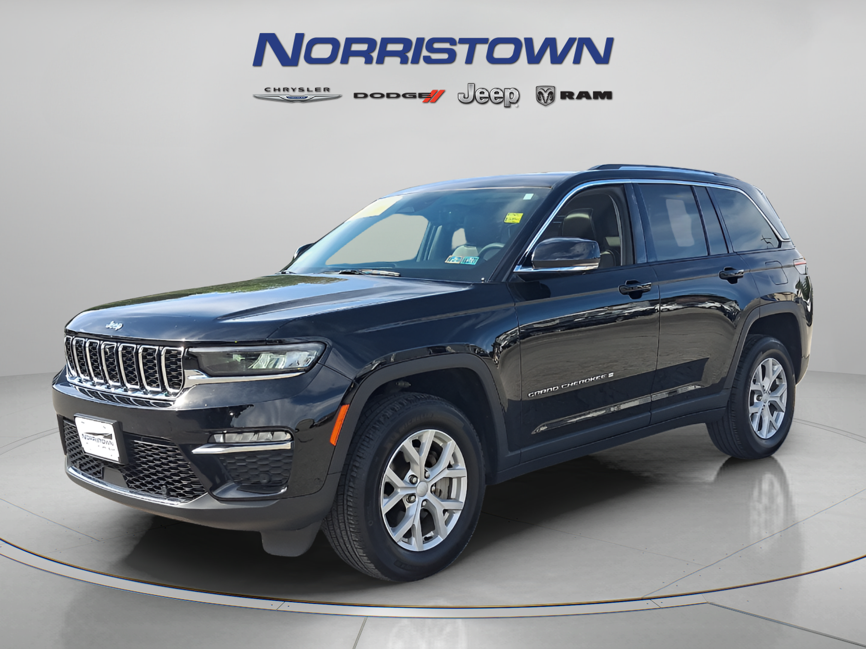 Used 2023 Jeep Grand Cherokee Limited w/ Luxury Tech Group II AWD/4WD image 3