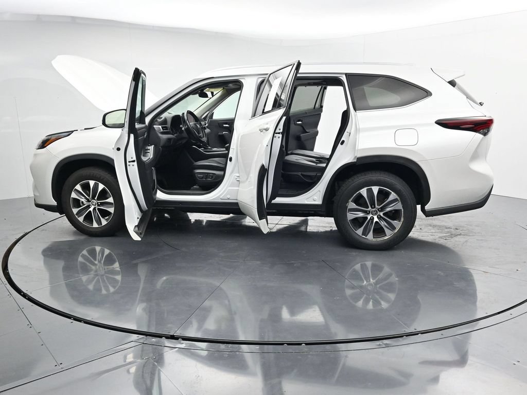 Used 2024 Toyota Highlander XLE FWD image 42
