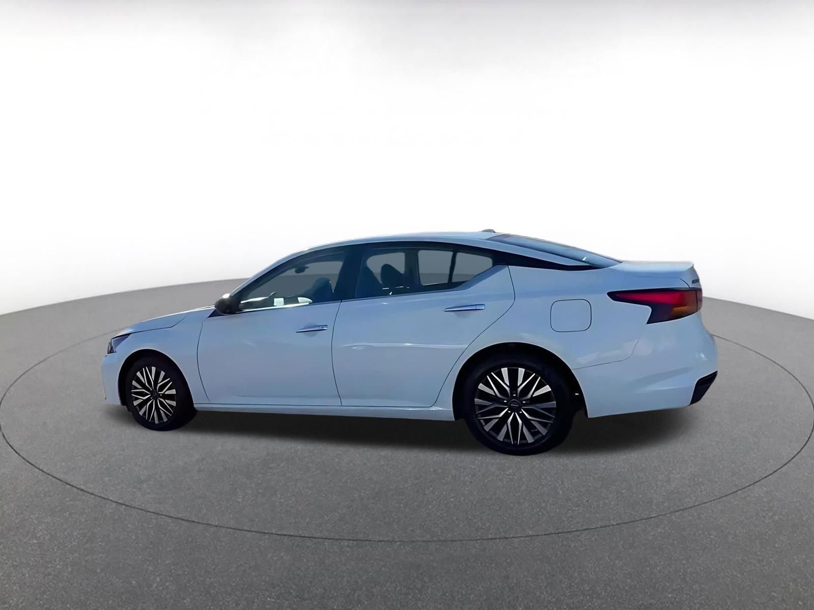 Used 2025 Nissan Altima 2.5 SV image 10