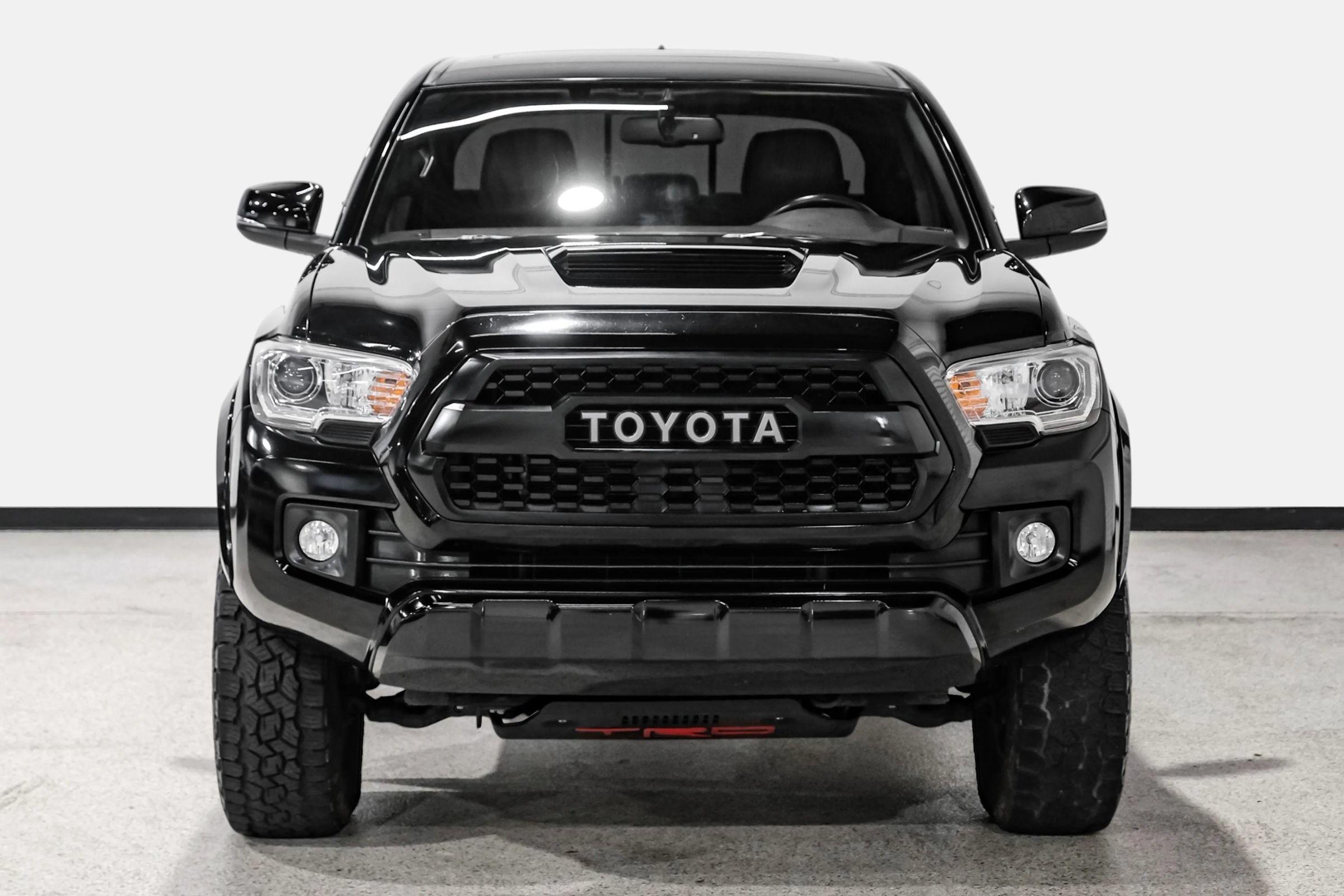 Used 2017 Toyota Tacoma TRD Sport w/ Premium & Technology Package AWD/4WD image 3