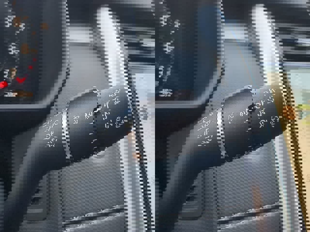 Used 2025 Land Rover Discovery Dynamic SE AWD/4WD image 27