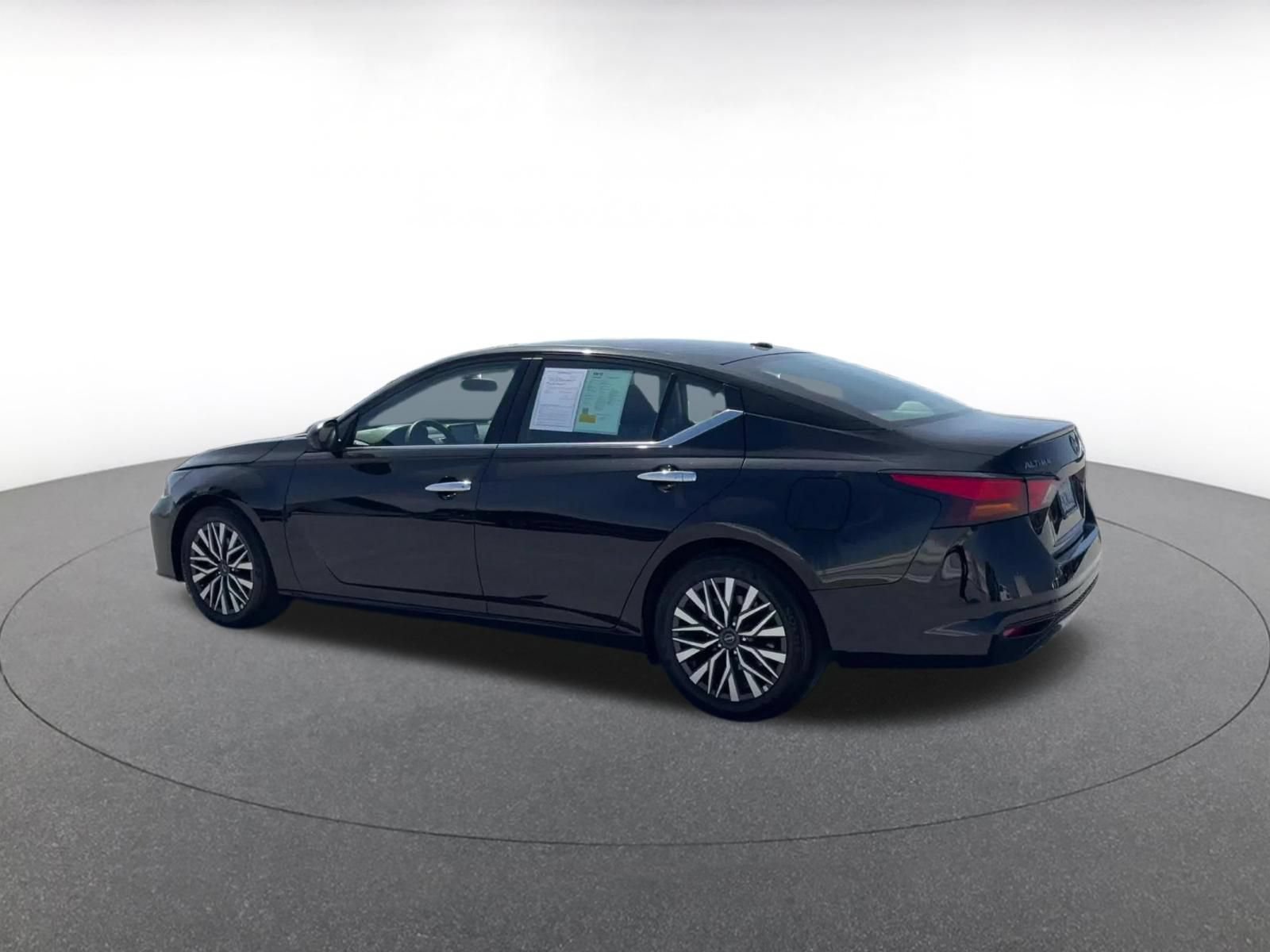 Used 2025 Nissan Altima 2.5 SV FWD image 9
