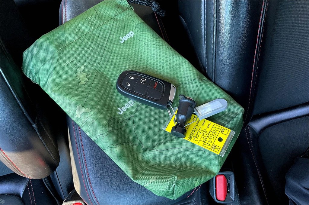 Used 2019 Jeep Cherokee Trailhawk w/ Cold Weather Group image 8