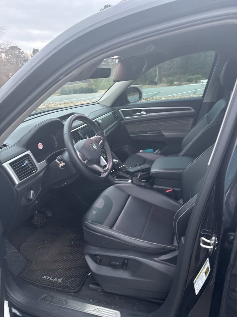 Used 2023 Volkswagen Atlas SE w/ Black Wheel Package image 9
