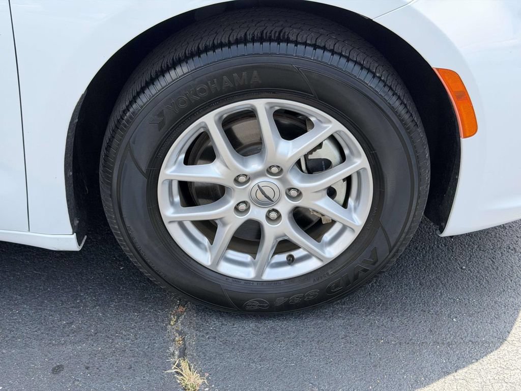 Used 2024 Chrysler Pacifica Touring-L FWD image 9