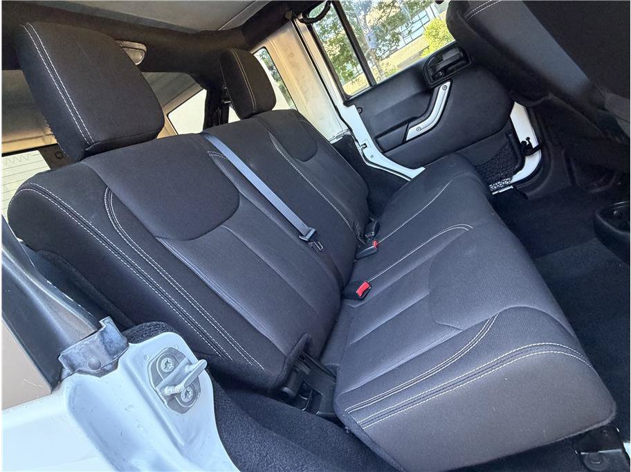 Used 2015 Jeep Wrangler Unlimited Sahara w/ Connectivity Group AWD/4WD image 20
