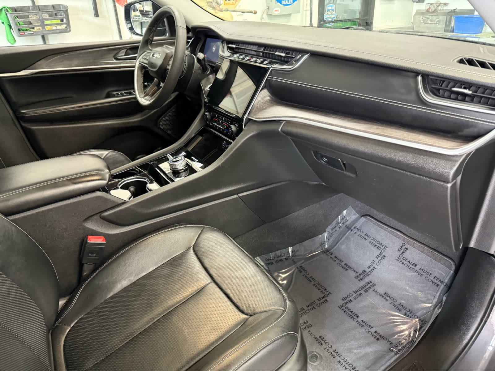 Used 2023 Jeep Grand Cherokee Limited w/ Luxury Tech Group II AWD/4WD image 32