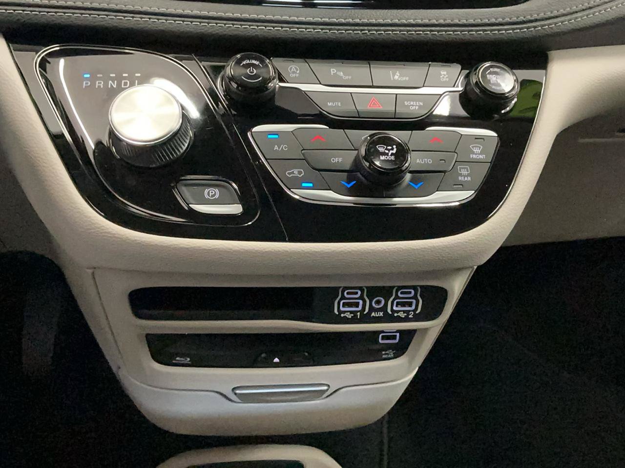 Used 2023 Chrysler Pacifica Touring-L w/ Uconnect Theater Family Group AWD/4WD image 24
