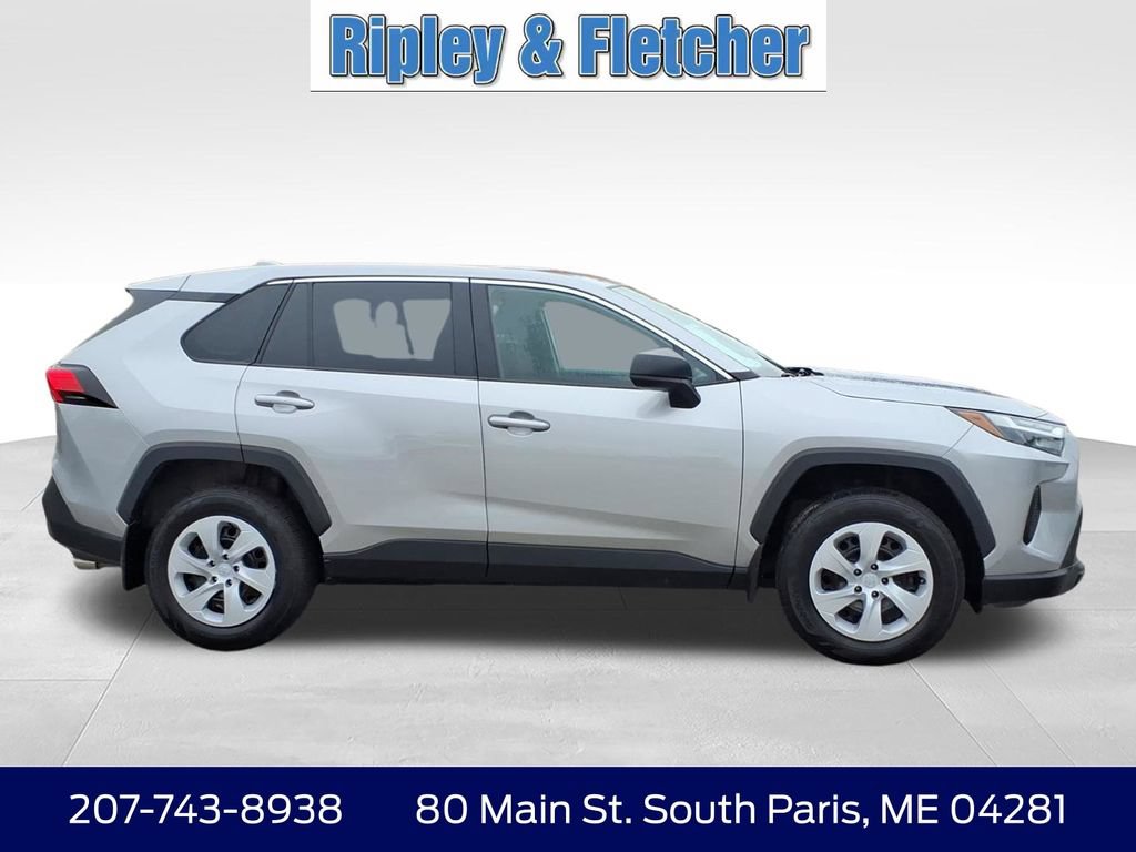 Used 2024 Toyota RAV4 LE AWD/4WD image 4