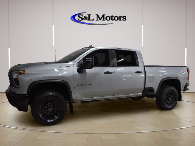 Used 2024 Chevrolet Silverado 2500 ZR2 w/ Technology Package AWD/4WD image 3