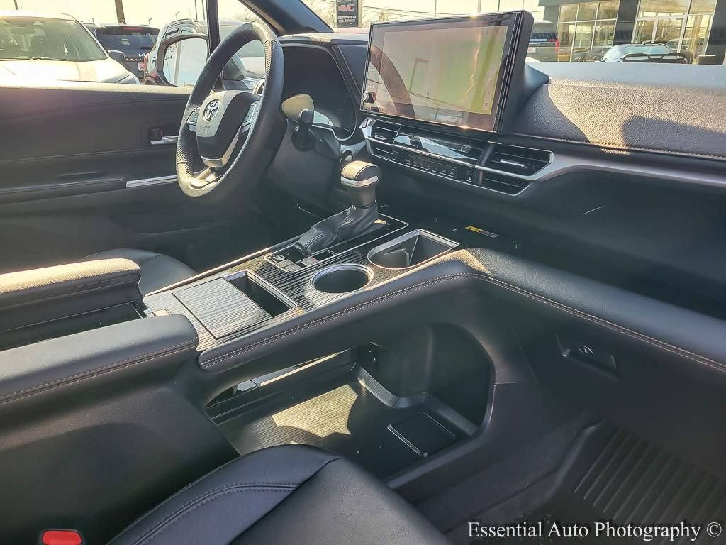 Used 2025 Toyota Sienna XLE Woodland Edition image 23
