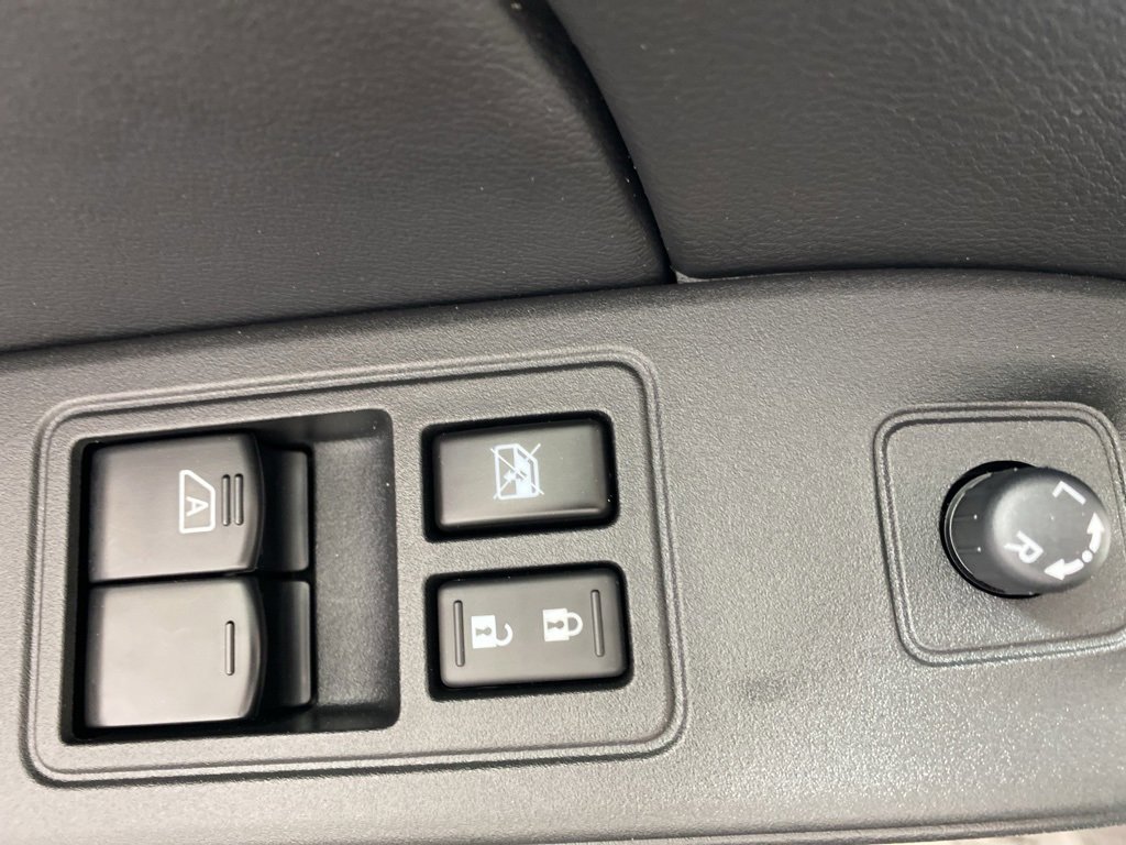 Used 2025 Nissan Frontier SV image 13