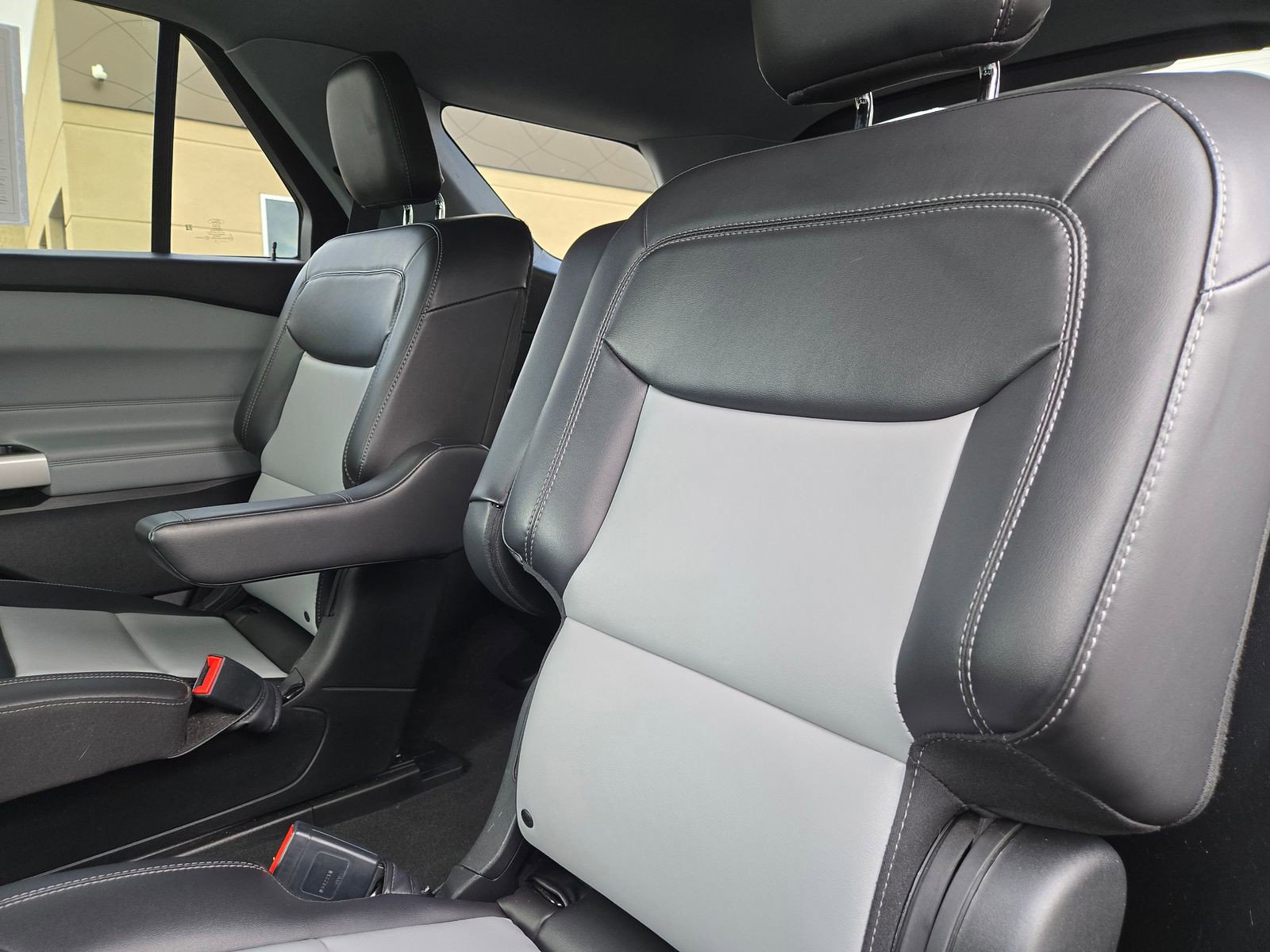 Used 2022 Ford Explorer XLT w/ Equipment Group 202A image 12