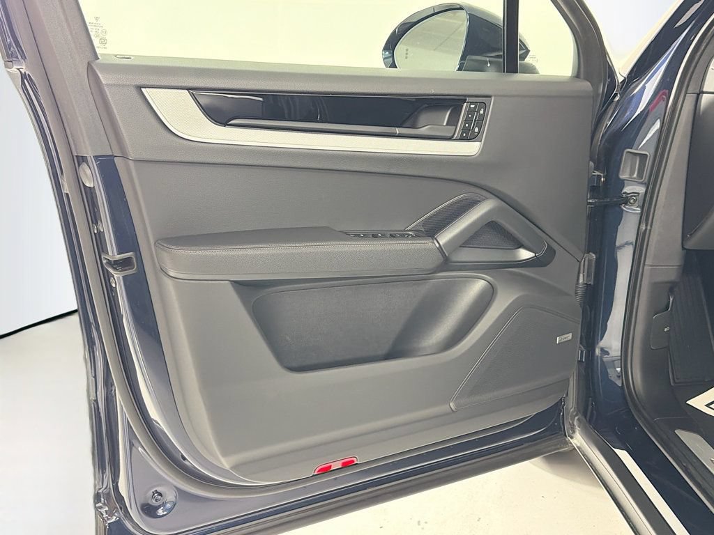 Certified 2025 Porsche Cayenne AWD/4WD image 11