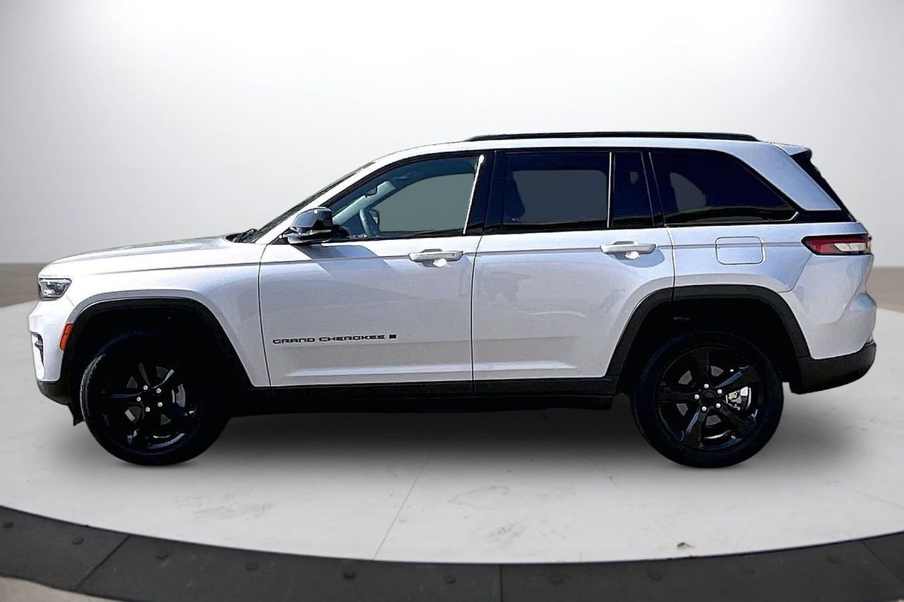 Certified 2023 Jeep Grand Cherokee Altitude AWD/4WD image 6