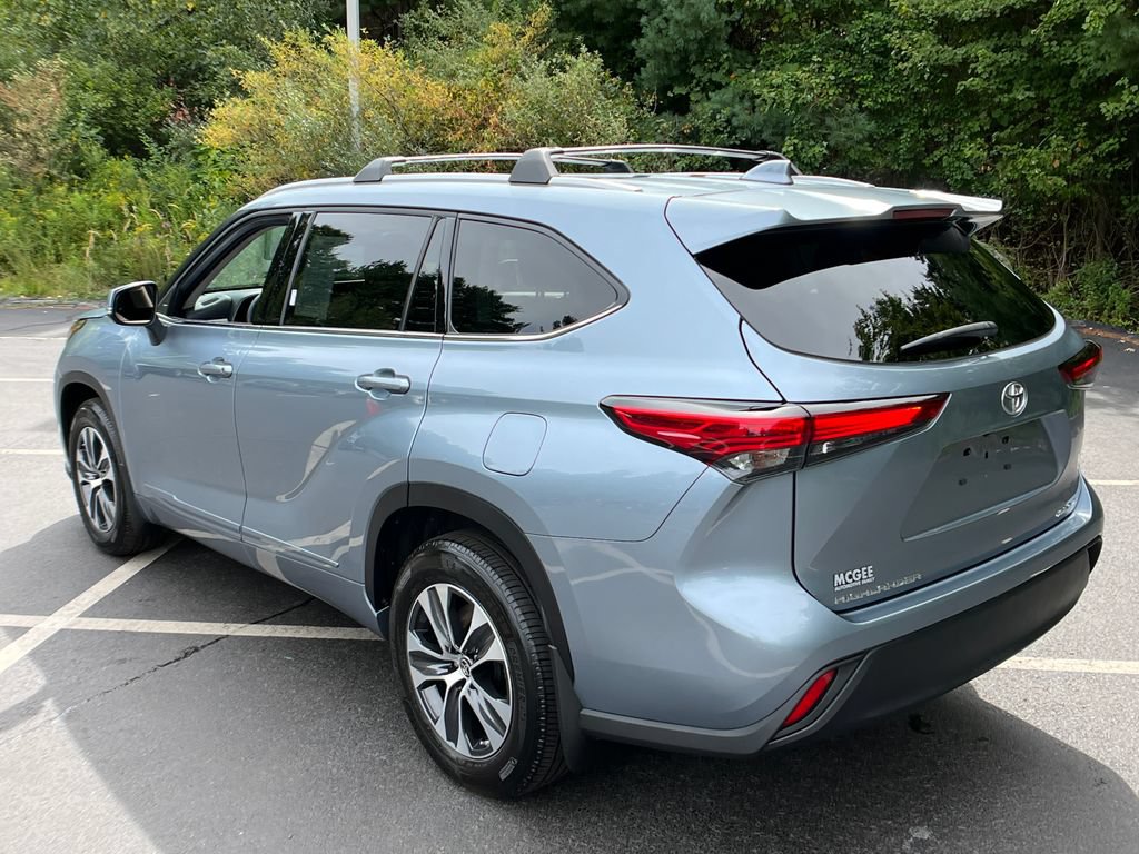 Used 2022 Toyota Highlander XLE AWD/4WD video 3
