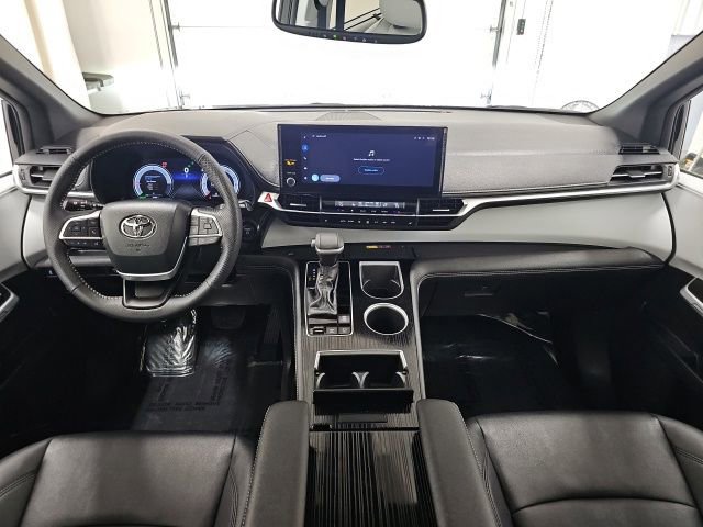 Used 2025 Toyota Sienna XSE FWD image 31