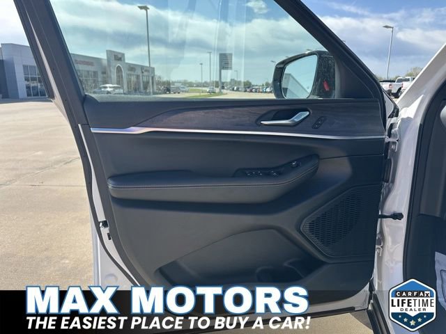 Used 2024 Jeep Grand Cherokee Limited w/ Luxury Tech Group II image 14