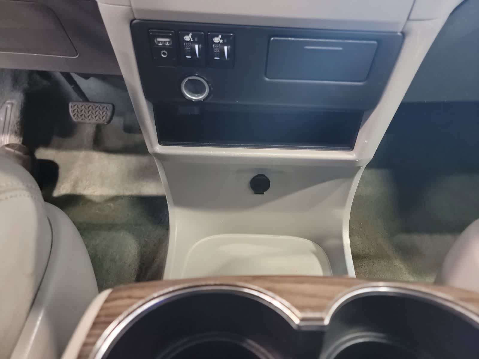Used 2016 Toyota Sienna XLE FWD image 22