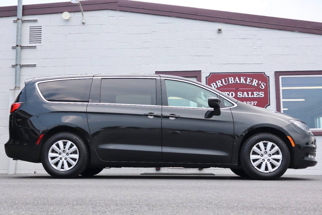 Used 2020 Chrysler Voyager L FWD image 1