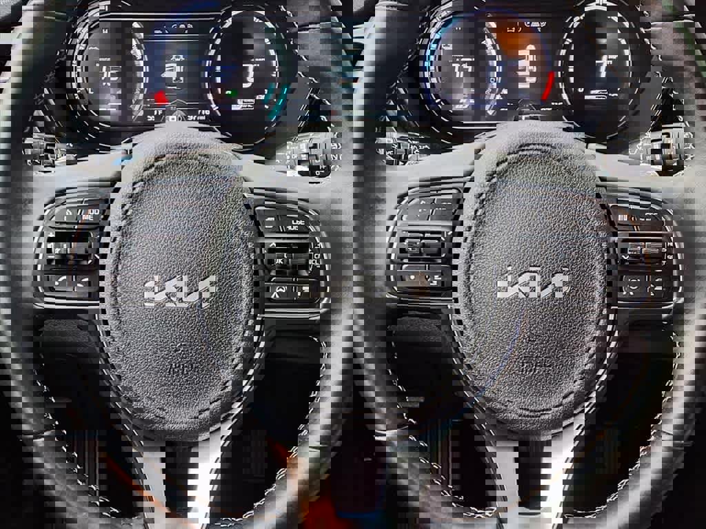 Used 2022 Kia Niro EX image 16