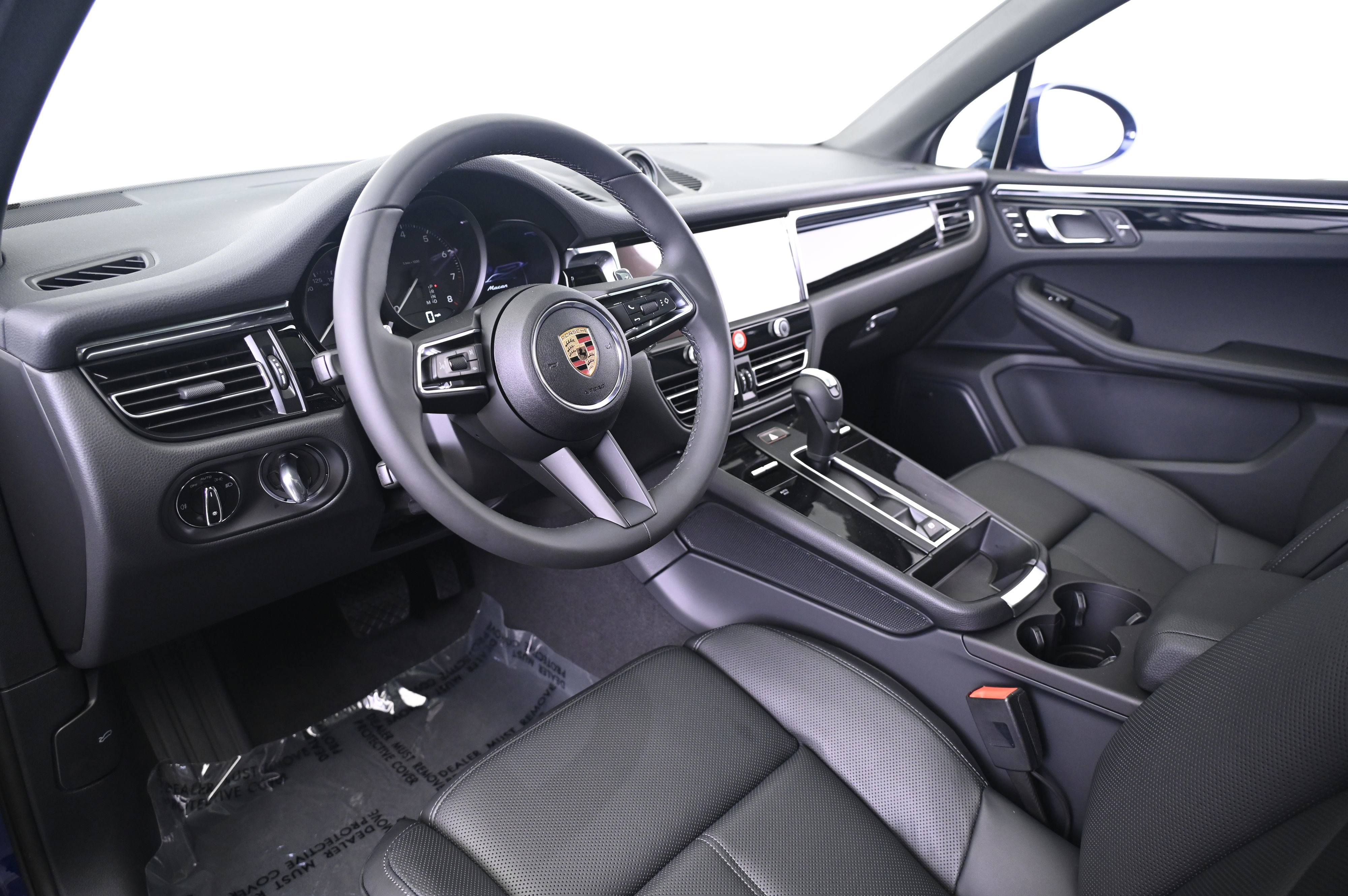 Certified 2025 Porsche Macan image 28