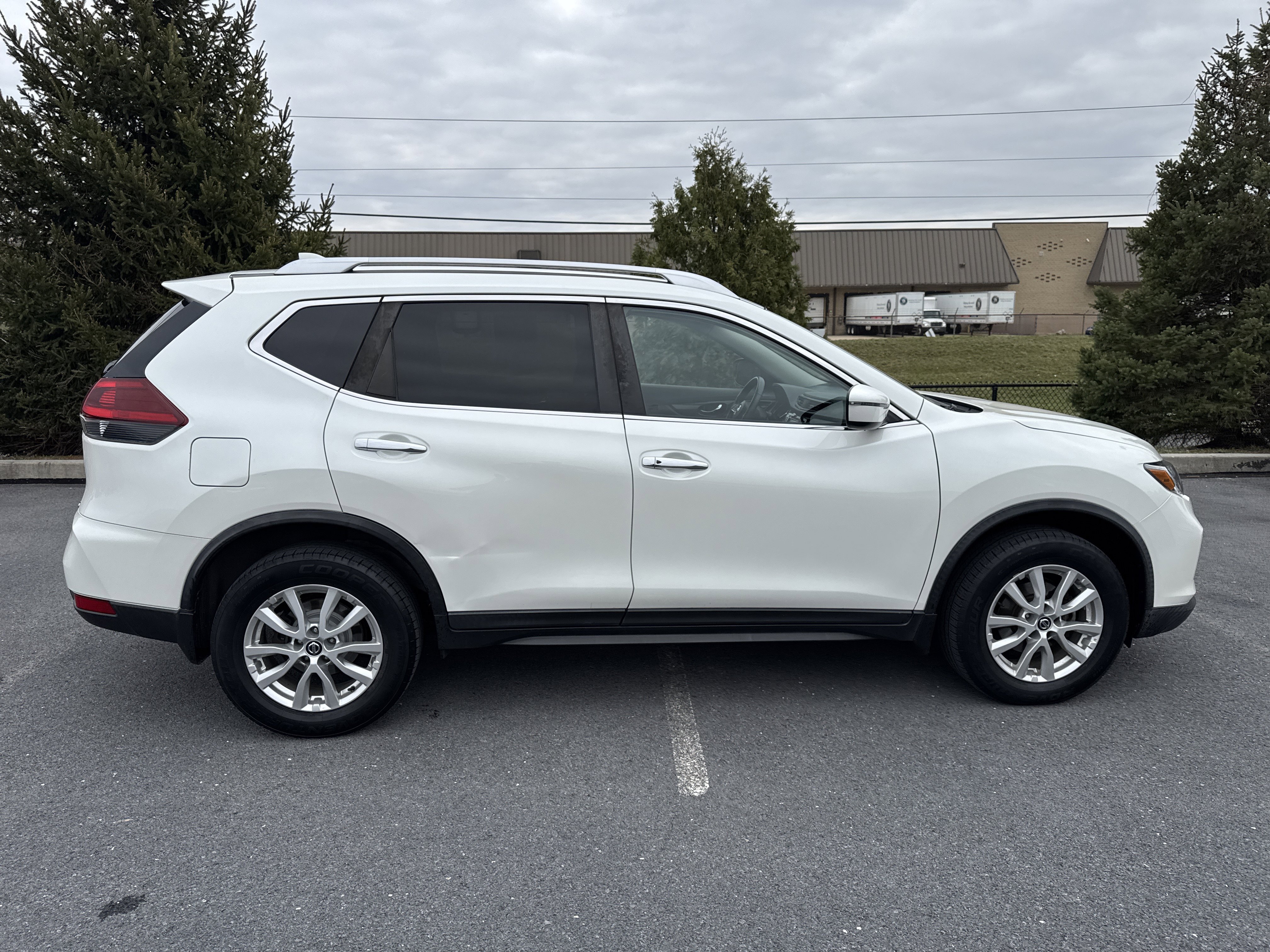 Used 2018 Nissan Rogue SV image 9